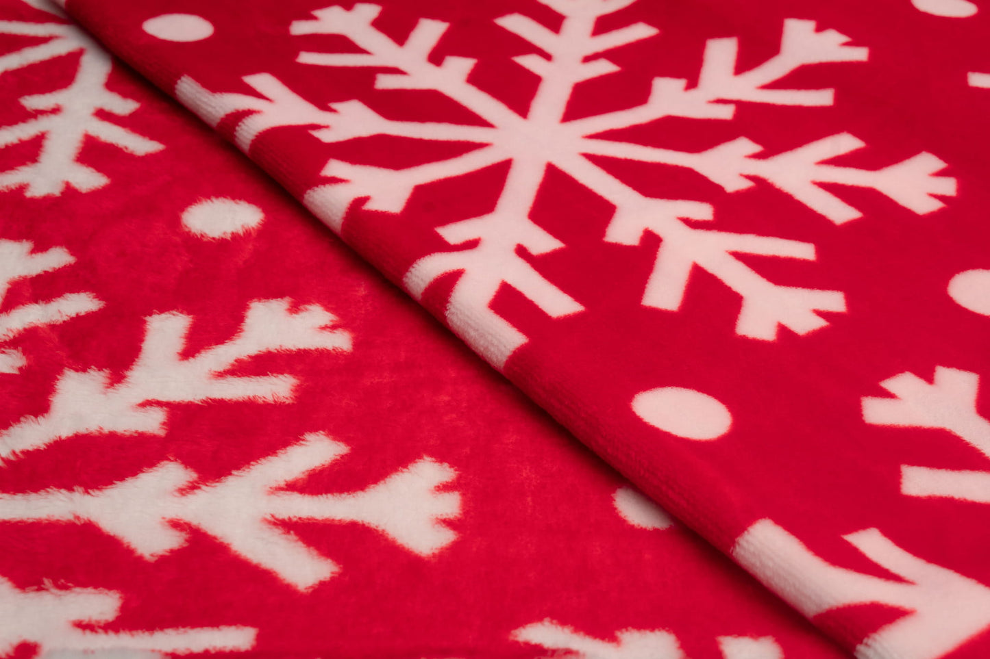 Bílé vločky na červené