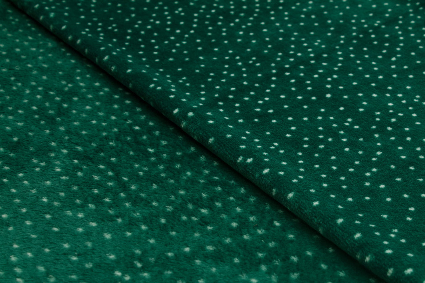 Bílé puntíky na zelené