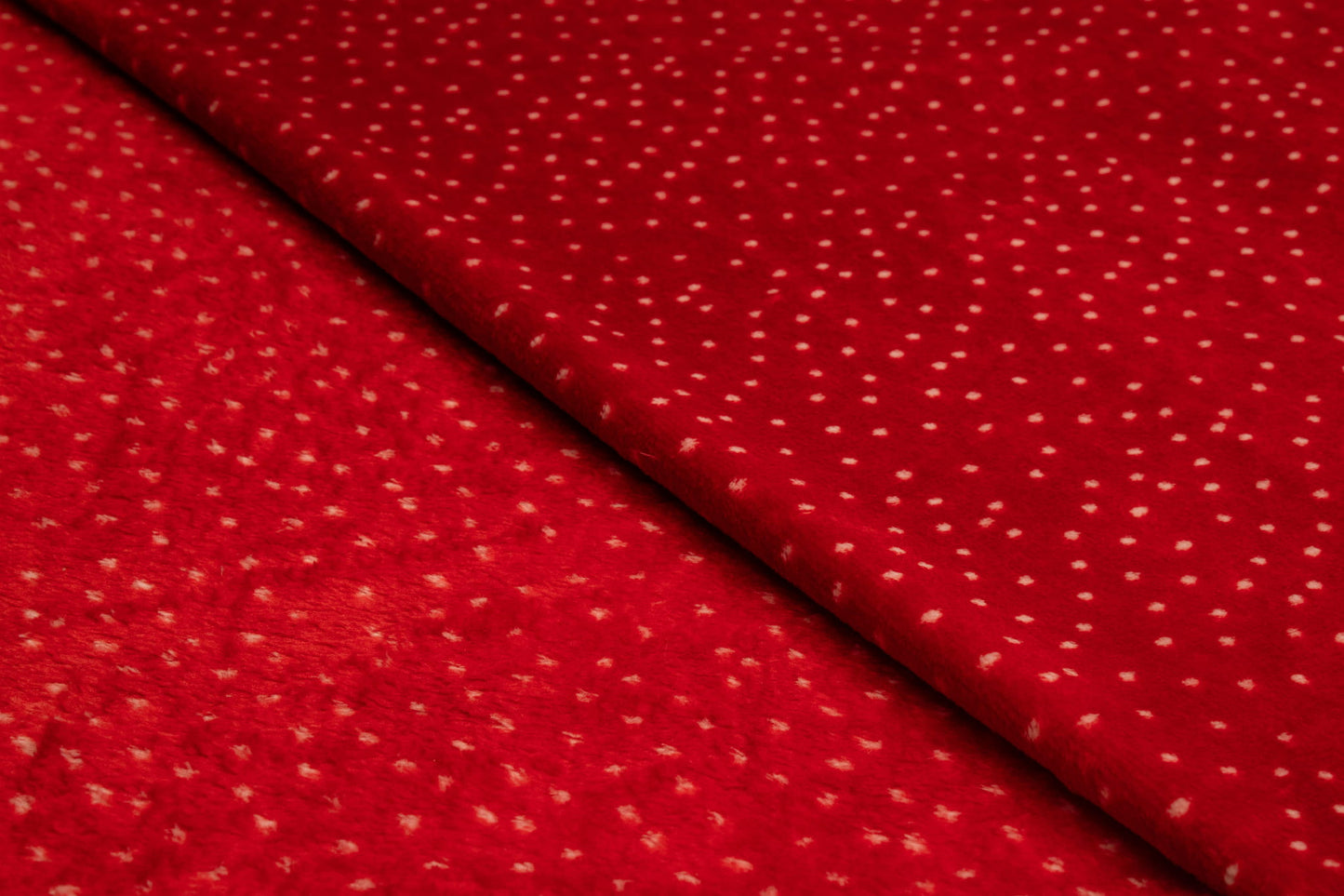 Bílé puntíky na červené