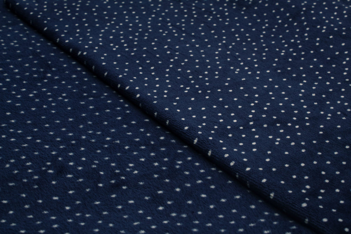 Bílé puntíky na modré